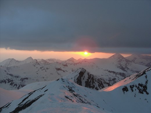 After long fight with the wind and the hardest tent placing ever we succeeded to calmly enjoy the views. Just before the curtains fell. 