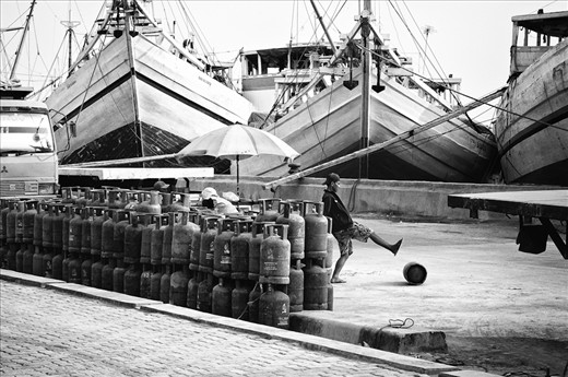 At the Sunda Kelapa harbor (Jakarta), the longshoremen transfer the gas cylinders by kicking them.
Working days that pass one after the other, all the same, so inured to risks that they don't even care about anymore.