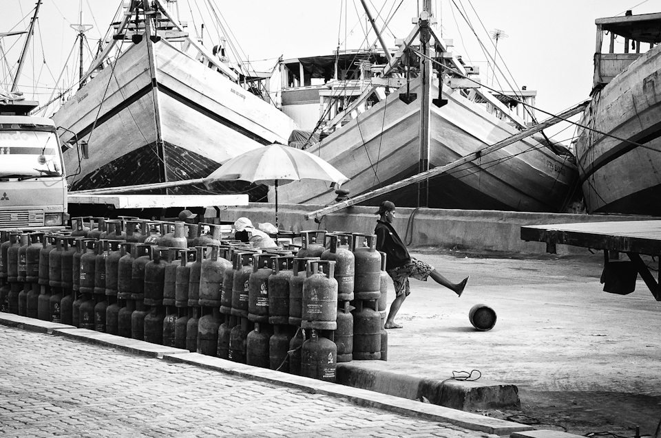 At the Sunda Kelapa harbor (Jakarta), the longshoremen transfer the gas cylinders by kicking them.
Working days that pass one after the other, all the same, so inured to risks that they don't even care about anymore.
