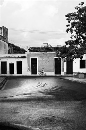 Sometimes, as in Camagüey, the street is a real picture, wonderful when it has just rained. And the Cuban people keep on to moving and keep on living on the streets.
