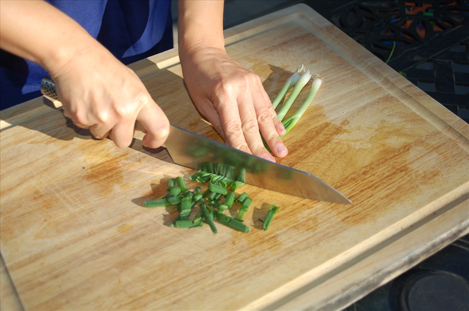 Chopping scallions