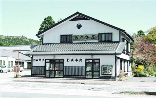 Before heading to the top of the mountain to taste Japan's famous black eggs, many small buildings are seen.  I am not fluent in Japanese, but by the sign on this shops entrance, this place sells beer and souveneir. Many tourist venture to Hakone for it's hot springs, cable cars and the black eggs.
