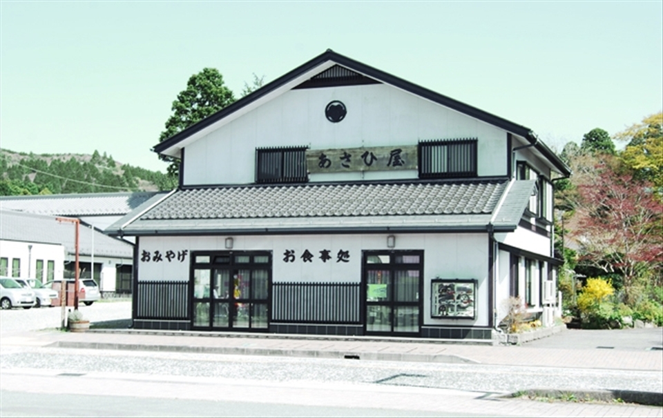 Before heading to the top of the mountain to taste Japan's famous black eggs, many small buildings are seen.  I am not fluent in Japanese, but by the sign on this shops entrance, this place sells beer and souveneir. Many tourist venture to Hakone for it's hot springs, cable cars and the black eggs.