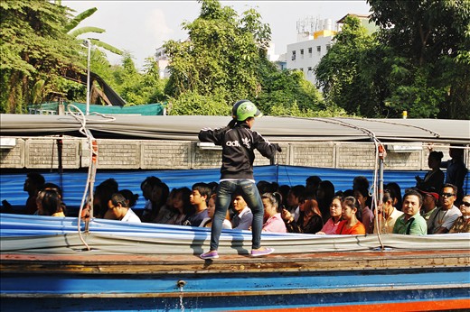 Boat conductor,  who shout to call  passengers and collect for their payment