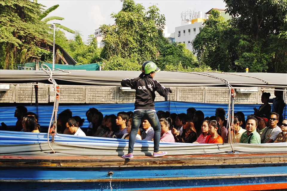 Boat conductor,  who shout to call  passengers and collect for their payment