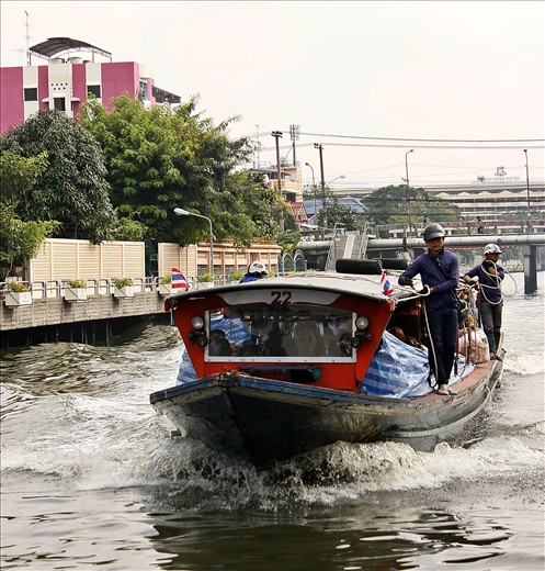 Rua, which means boat, is one of the best transportation to escape traffic jam.
