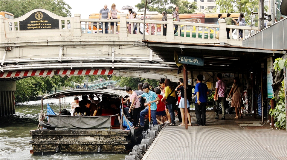 People who are waiting to get their ride at the boat station. 