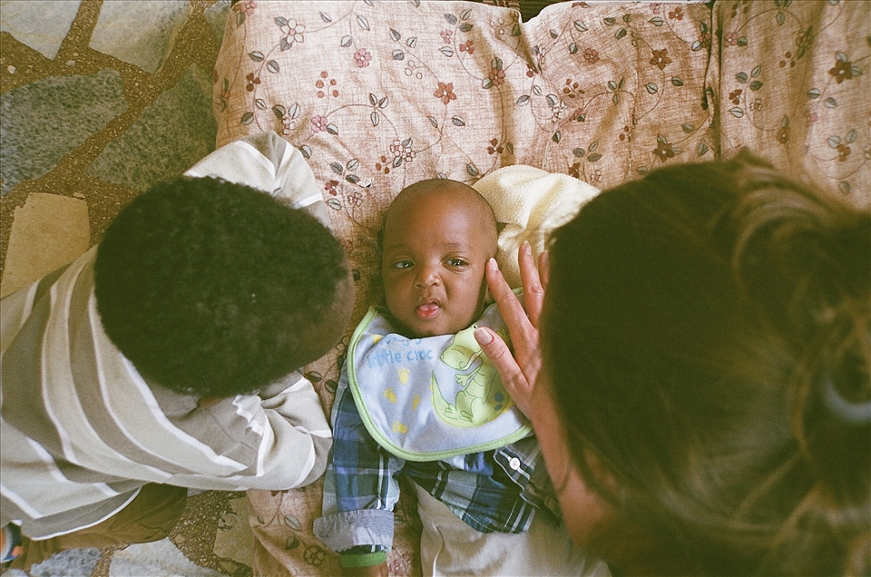 What do my eyes see and what surrounds me?