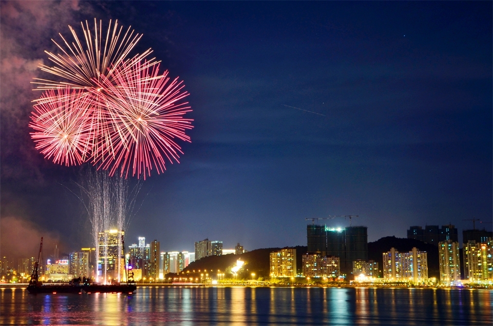 Korean Fireworks. This fireworks is made by Korean participants in Macau Fireworks Festival. What an awesome saturday night for me :)