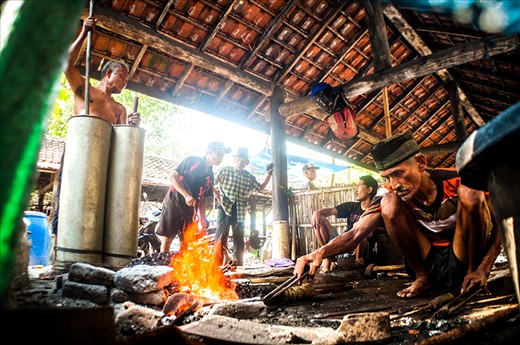 On any given days we can find a traditional market who sells daily goods needs such as clothing, books, household goods, jewellery, and many more. Besides providing instant goods, we can also find wrought iron work shop that makes once sold agricultural equipment as reaps hook, hoe and other equipment that made of iron.