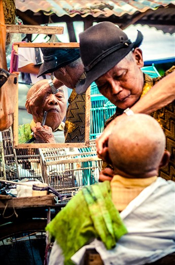 The market also provides various kinds of services, from haircut, clothes sewing, and medications, until only fix gas lighter. The most interesting for me while seeing how barber give his best service to all customers. Even only using simple tools and gets placed under a shade tree, but he always provides his best service and hospitality to every customer.