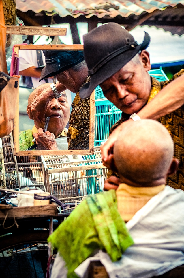 The market also provides various kinds of services, from haircut, clothes sewing, and medications, until only fix gas lighter. The most interesting for me while seeing how barber give his best service to all customers. Even only using simple tools and gets placed under a shade tree, but he always provides his best service and hospitality to every customer