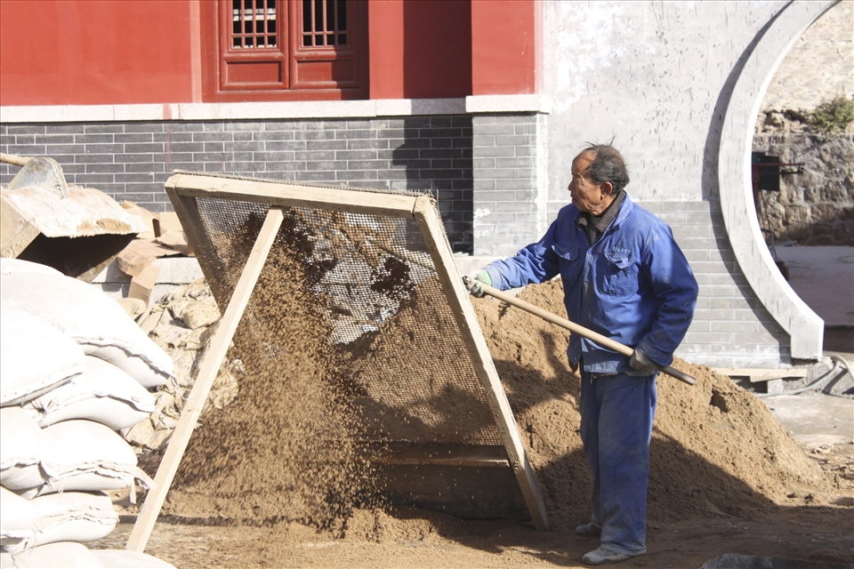 All big things are built by many small steps. This man has a key role in the foundations of the temple. His only job was to sift the grainy dirt, preparing a vital ingredient for this temple’s recipe.