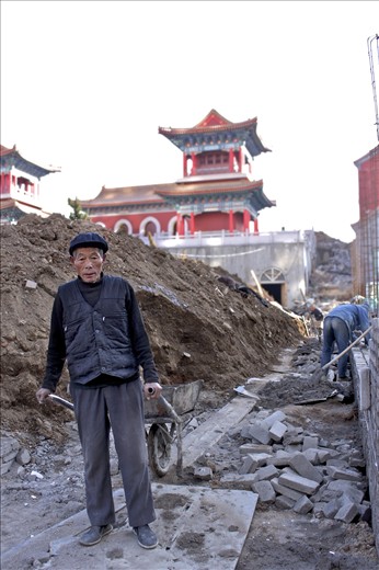 These men are sacrificing their lives to make history. Centuries from now this temple will still be standing. People will appreciate the art these men created through Yugu’an Temple, forever immortalizing the “Change Dynasty”. 