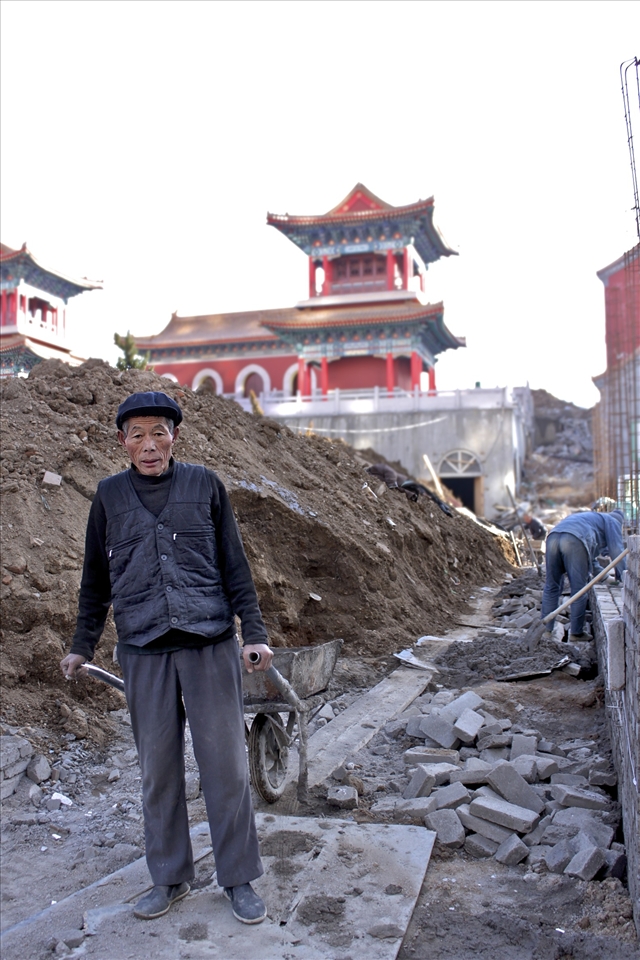 These men are sacrificing their lives to make history. Centuries from now this temple will still be standing. People will appreciate the art these men created through Yugu’an Temple, forever immortalizing the “Change Dynasty”. 