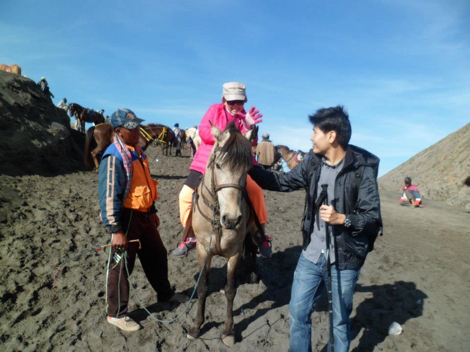 Win is helping his sweet pink-mother to ride a horse down from the crater. Bud looked so tired so that Win decided to get a horse for his mother. He helped his mother to get the most comfortable position on the horse. What a sweet son!