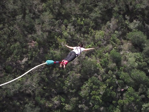 And I'm freeeeeeee
Free fallin'