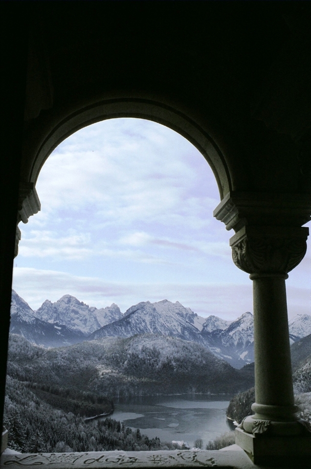 Neuschwanstein. Ludwig ll built this iconic castle ....and no-one has lived in it!
Films functions tourism is attracted to the border of Austria -Germany to be in the grandeur and romance of this archetectual collosus with its views over the surrounding valley and lake......