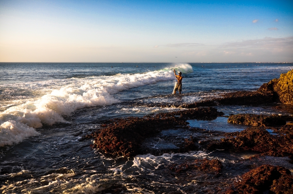 Near dreambeach was a local fisherman that was standing on a very sharp rocks, and the waves was so strong that one wave almost got me and my camera, that is why I admire this local fisherman.