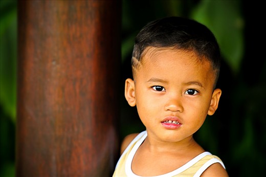 This is one of my favourite photos where I took a photo of a young boy who was unprepared. He was kind of suprised that I took a photo of him because there was a lot of other people and I think he feels kind of lonely. Othervise the photo is not so sharp but I put it on just because of the boy, his eyes and his look. 