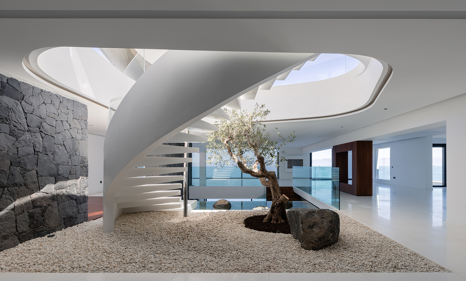 Lightbender – The Villa in La Quinta by Lucas Delgado