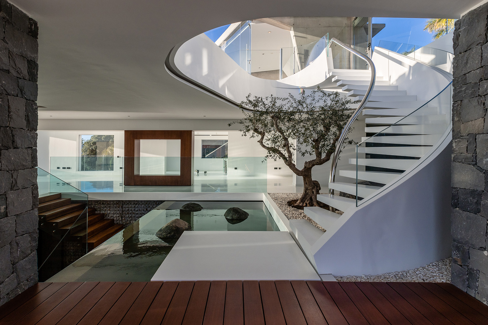 Lightbender – The Villa in La Quinta by Lucas Delgado