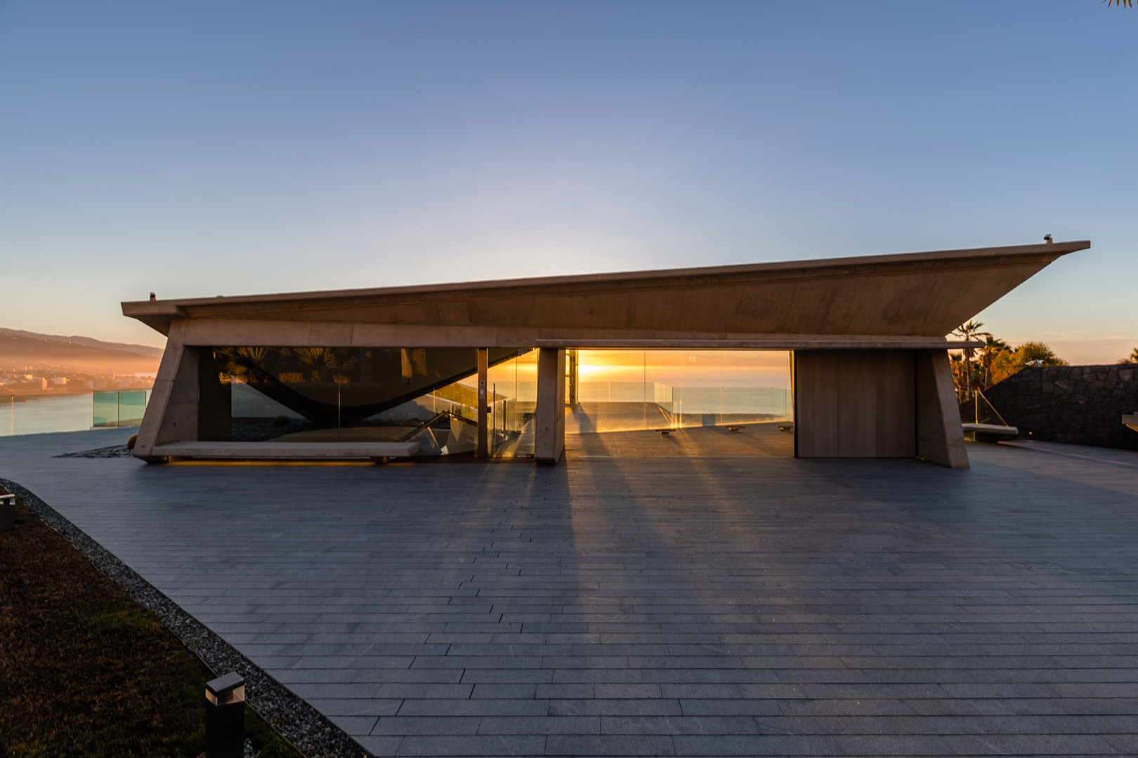 Lightbender – The Villa in La Quinta by Lucas Delgado
