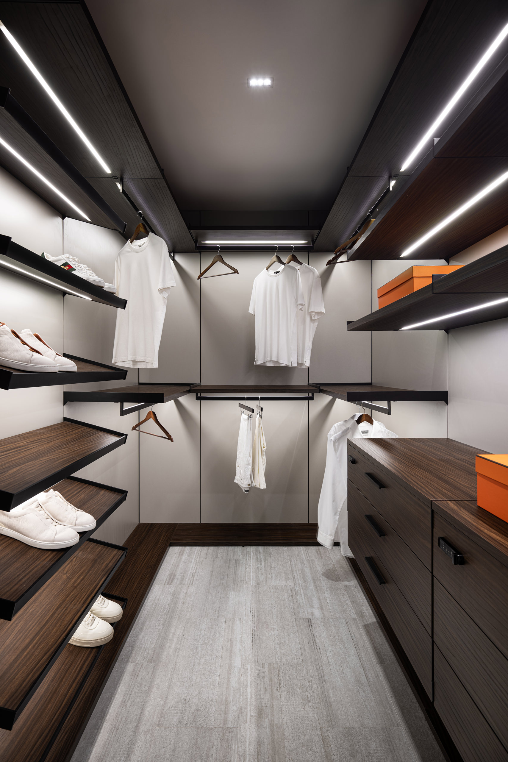 Dialogue of Light and Reflection – NR Residence by Nar Design Studio