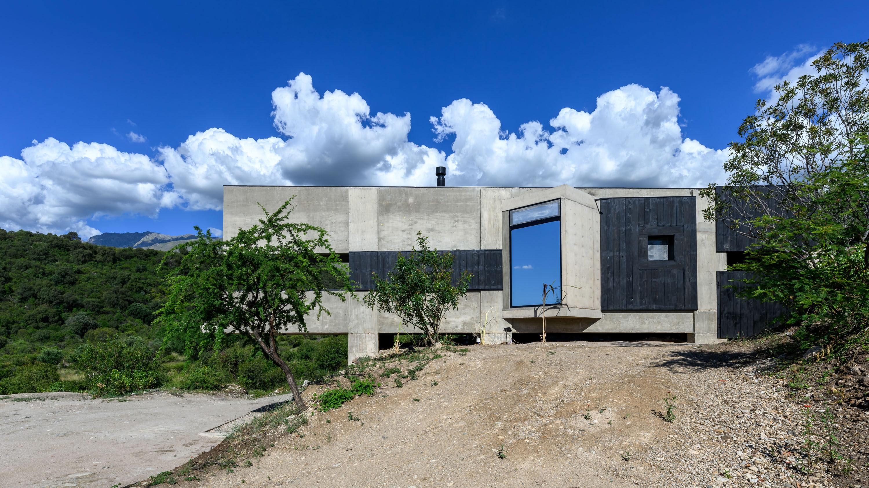 Dialoguing with the Landscape – Lodge JR by Paul Dragicevic