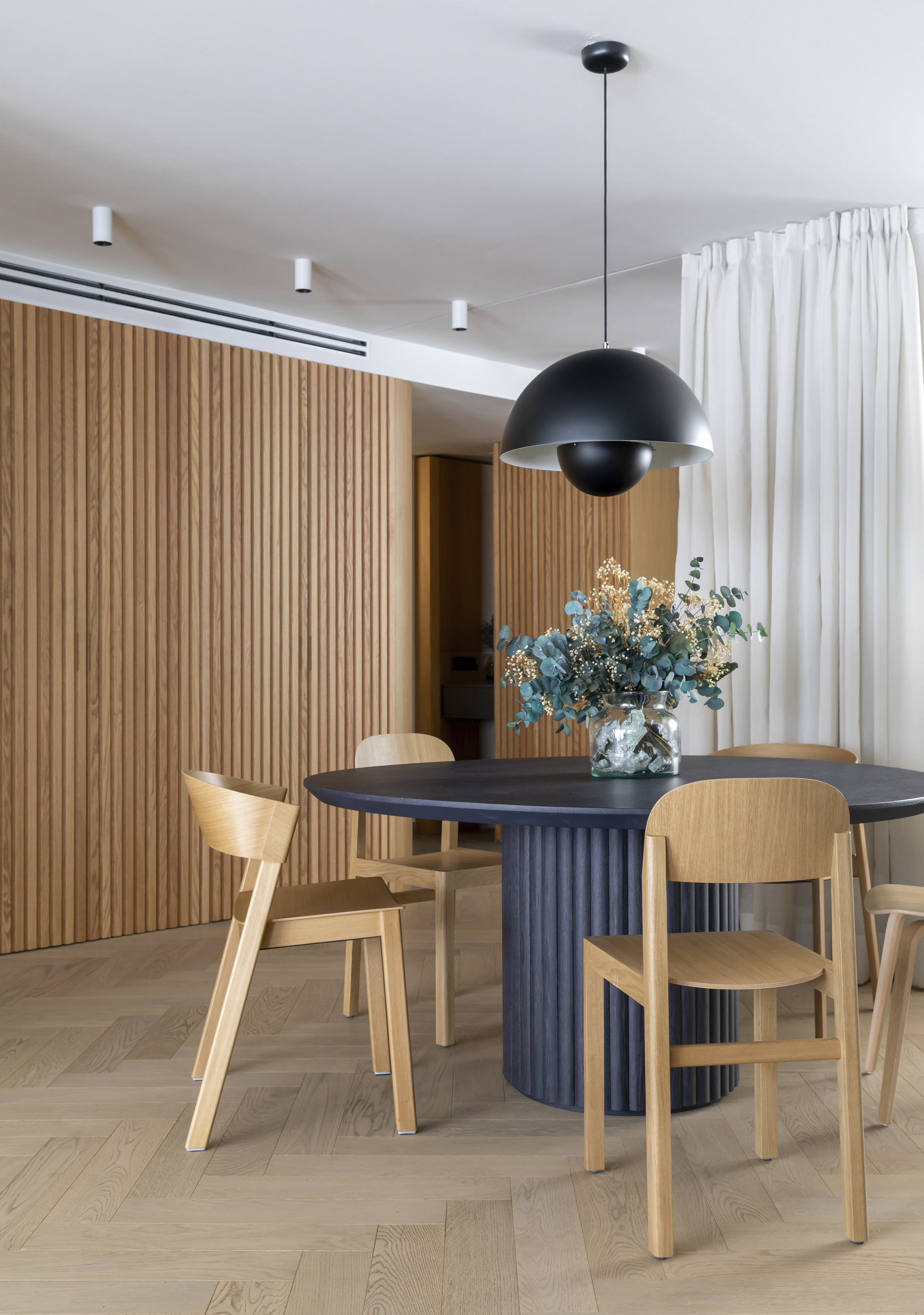 Neutrals and Oak – Brasilia by StudioMadera