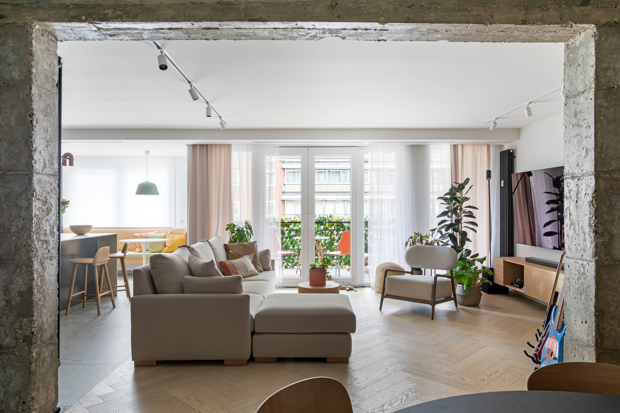 Neutrals and Oak – Brasilia by StudioMadera