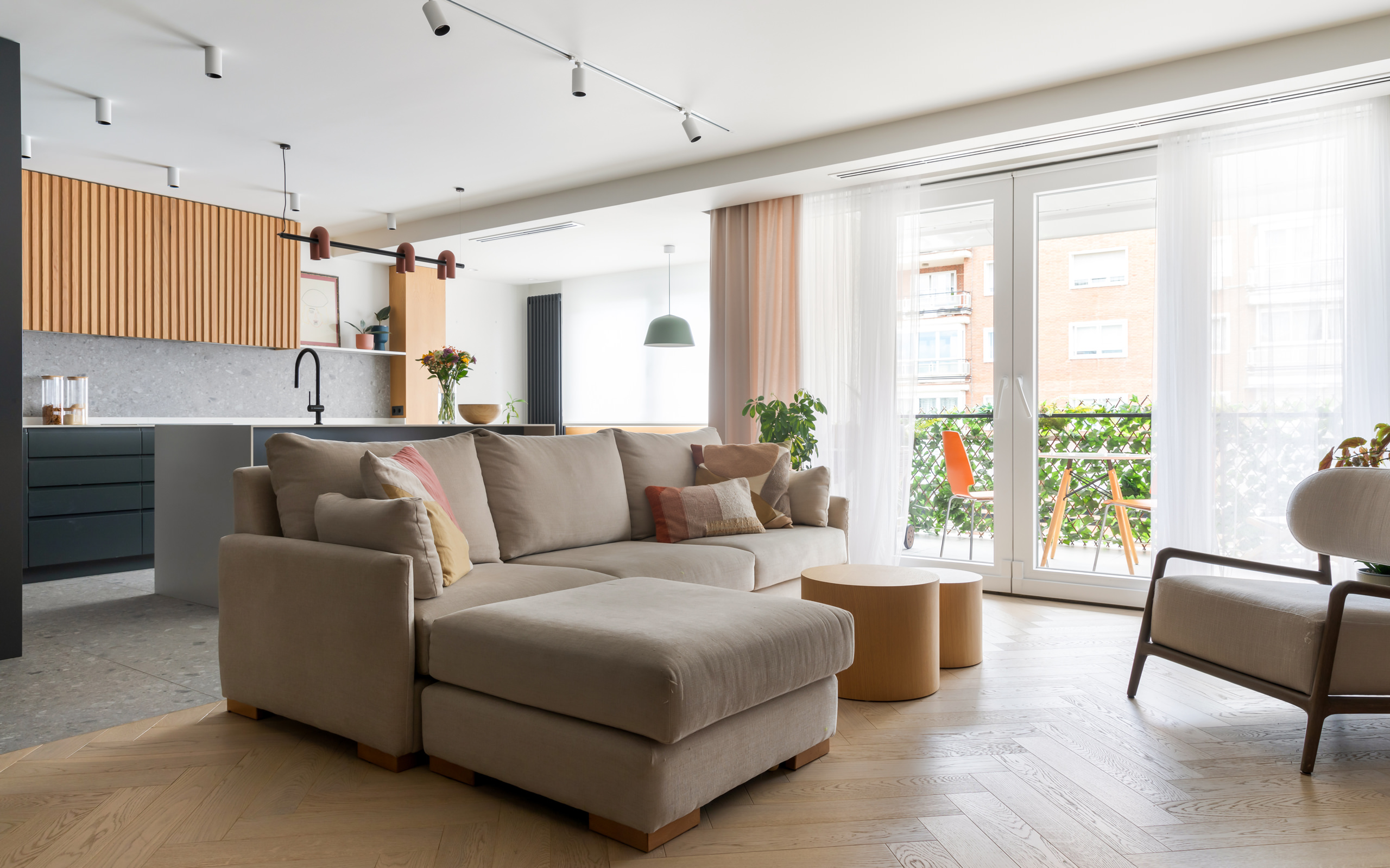 Neutrals and Oak – Brasilia by StudioMadera