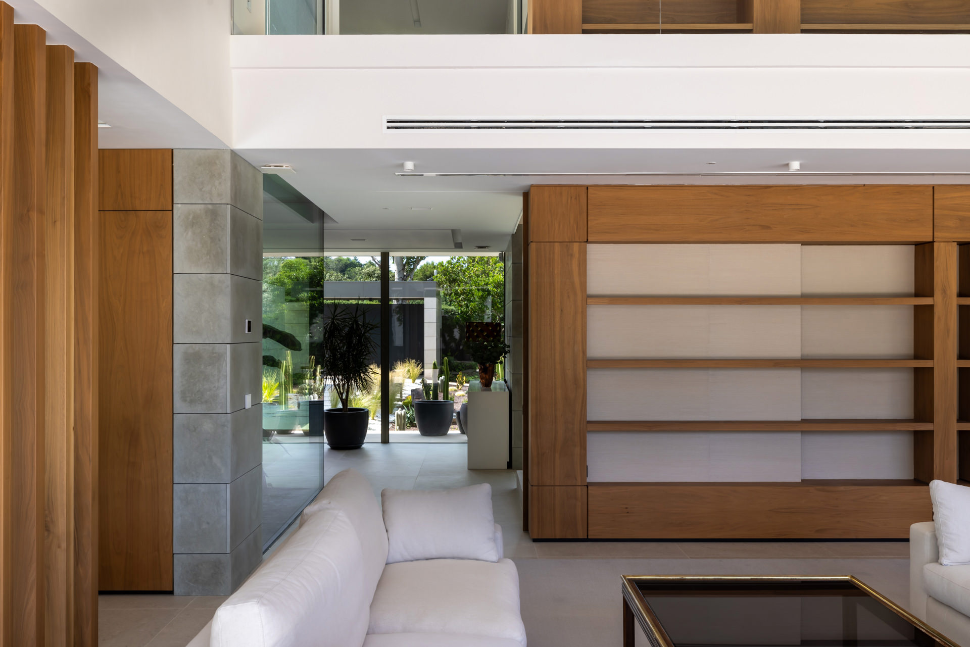 Purity and Warmth in Balance – Casa VCH by FH2L Arquitectos