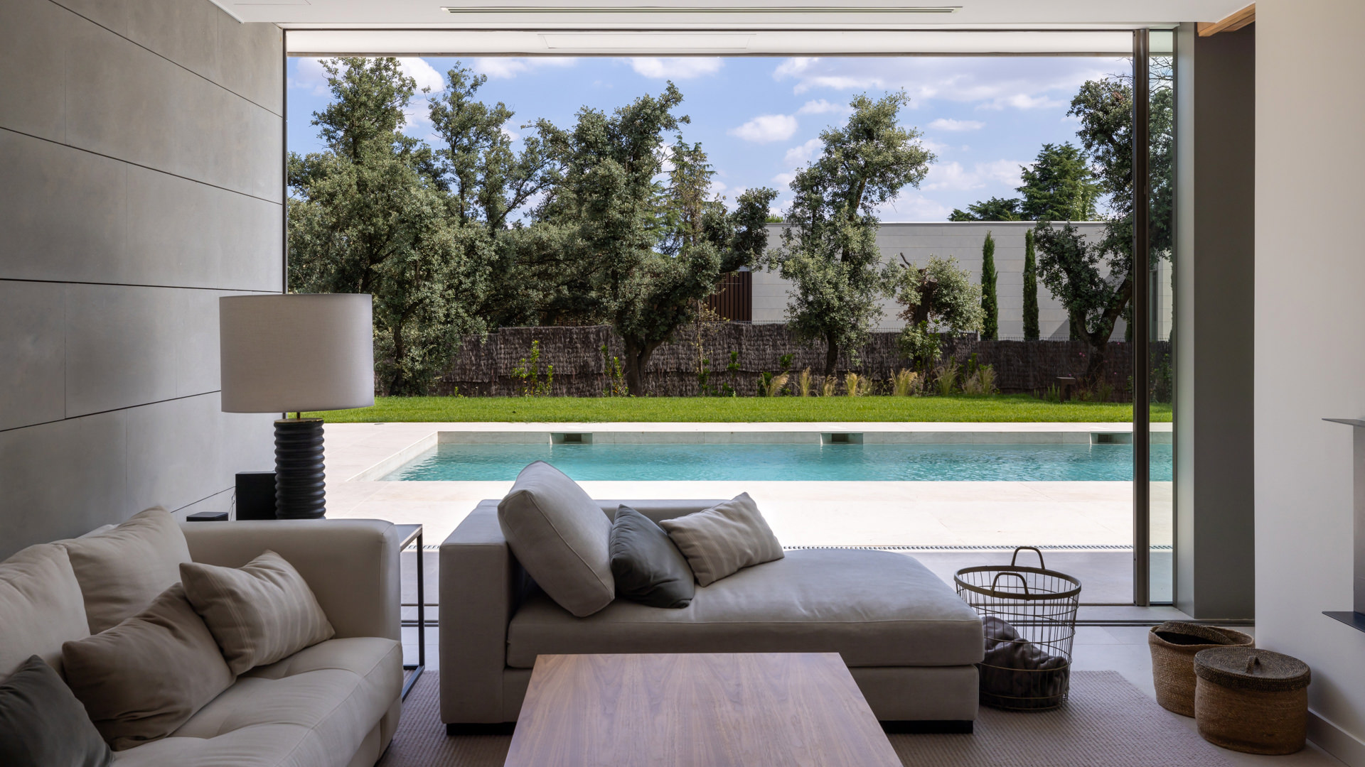 Purity and Warmth in Balance – Casa VCH by FH2L Arquitectos