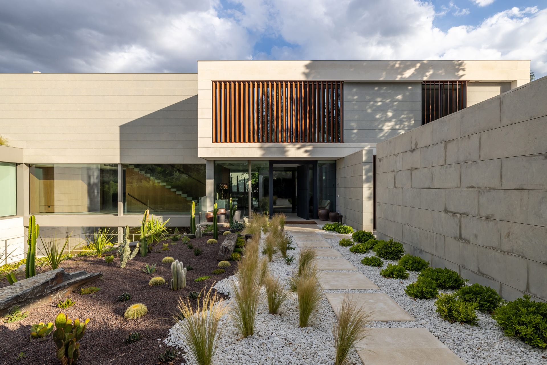 Purity and Warmth in Balance – Casa VCH by FH2L Arquitectos