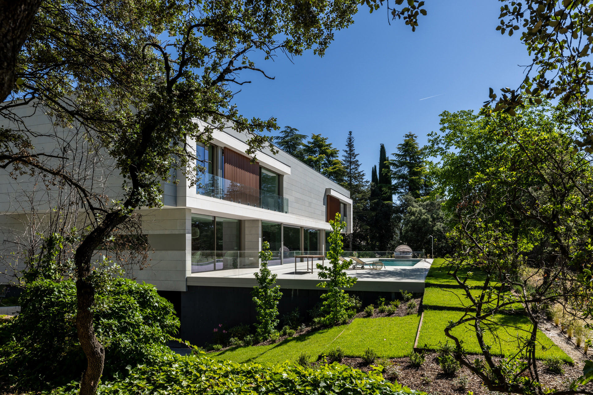 Purity and Warmth in Balance – Casa VCH by FH2L Arquitectos
