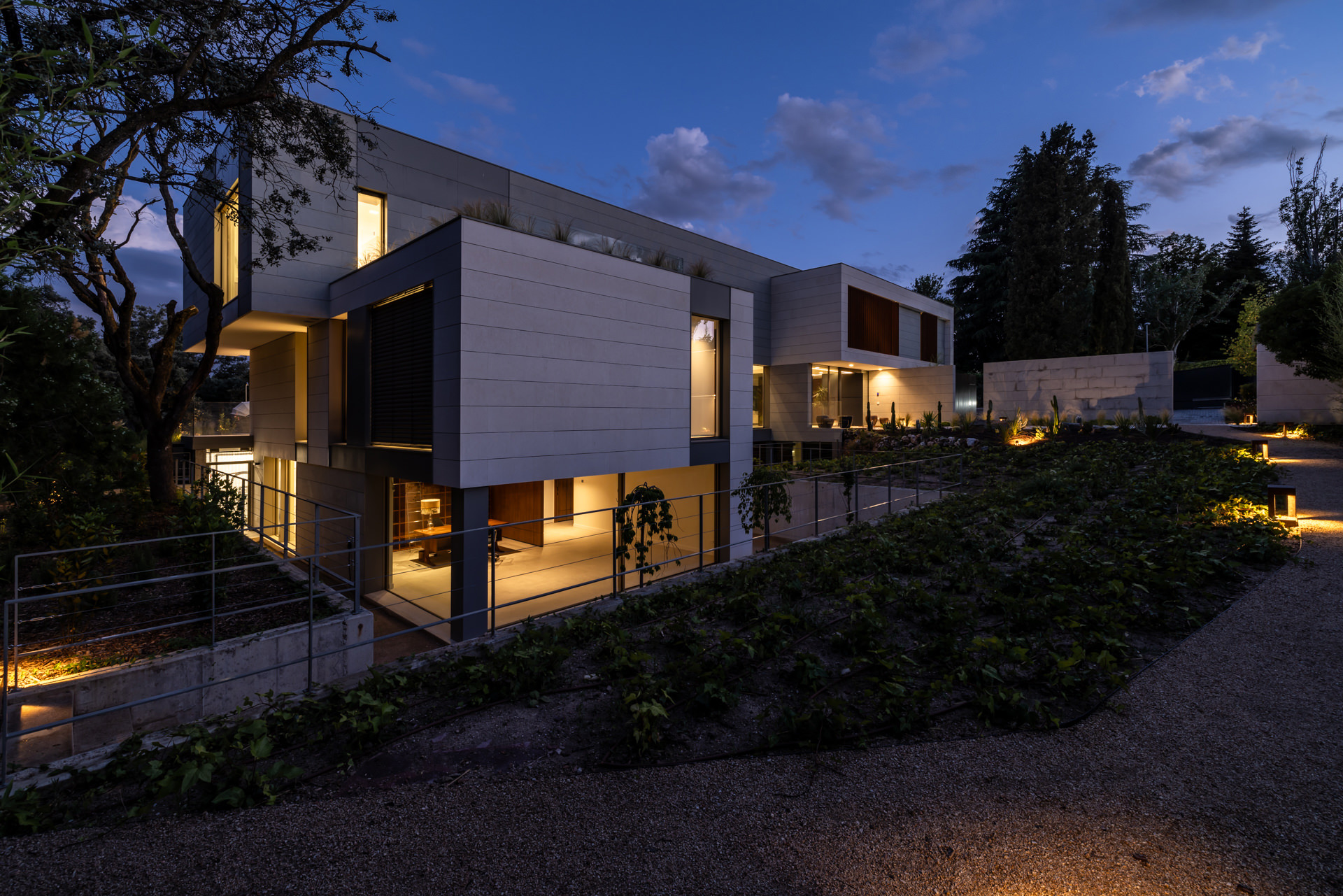 Purity and Warmth in Balance – Casa VCH by FH2L Arquitectos