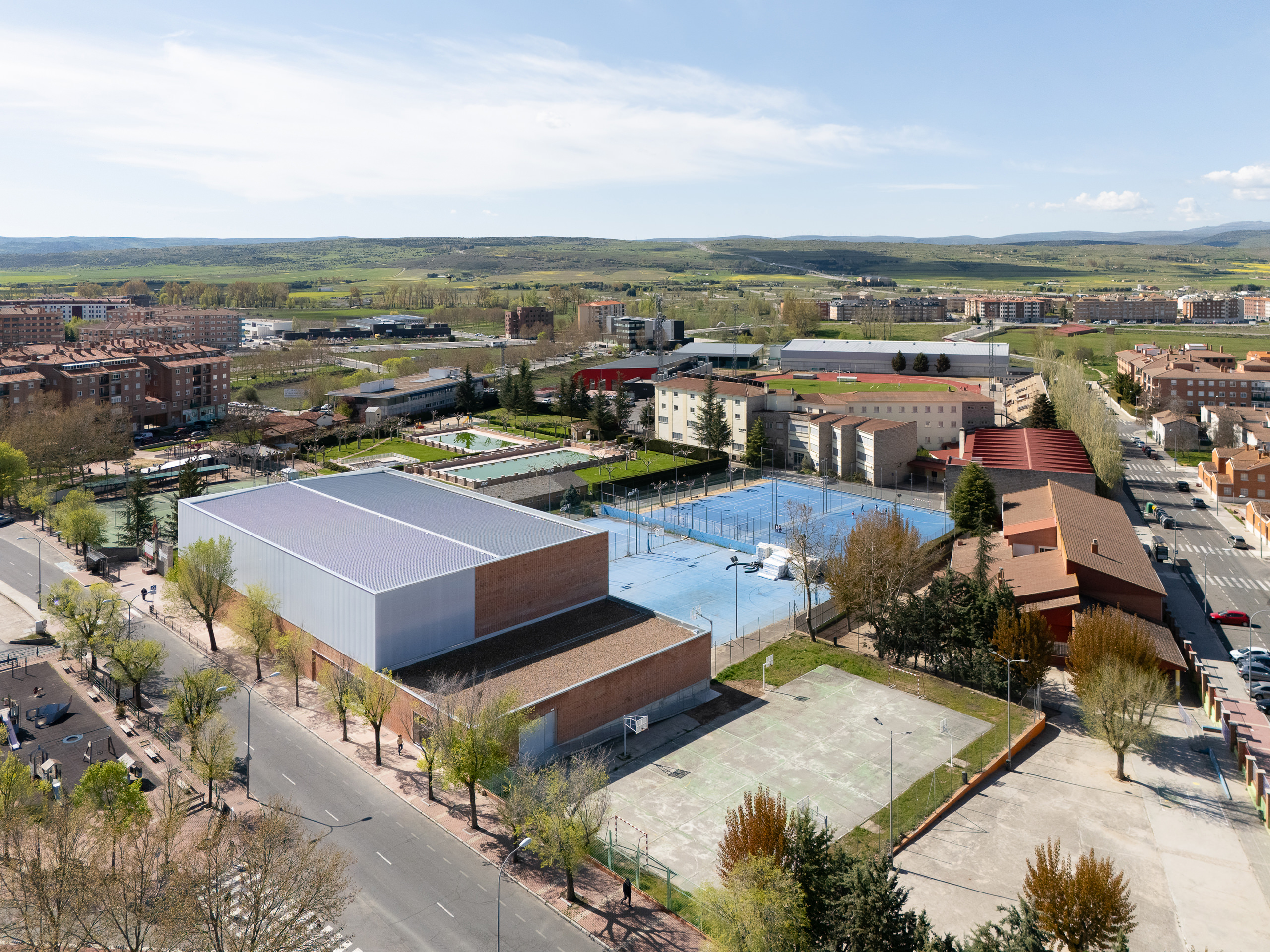 Dialogue in Brick – Pabellon Polideportivo Carlos Soria by ABLM Arquitectos