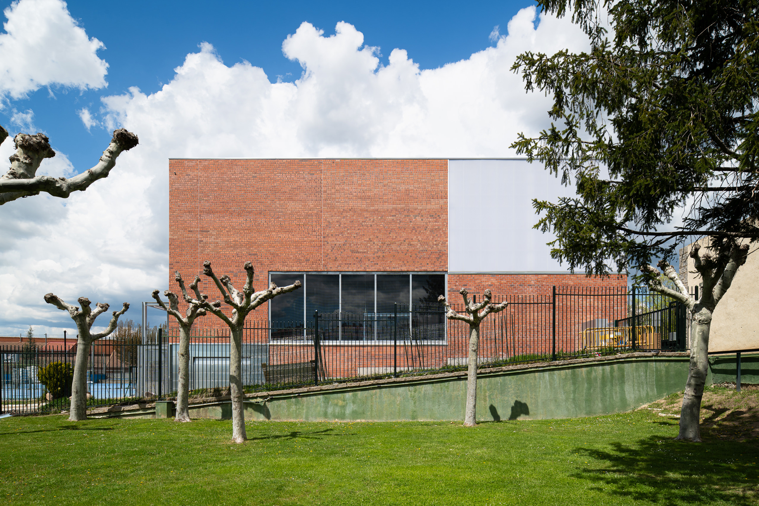 Dialogue in Brick – Pabellon Polideportivo Carlos Soria by ABLM Arquitectos