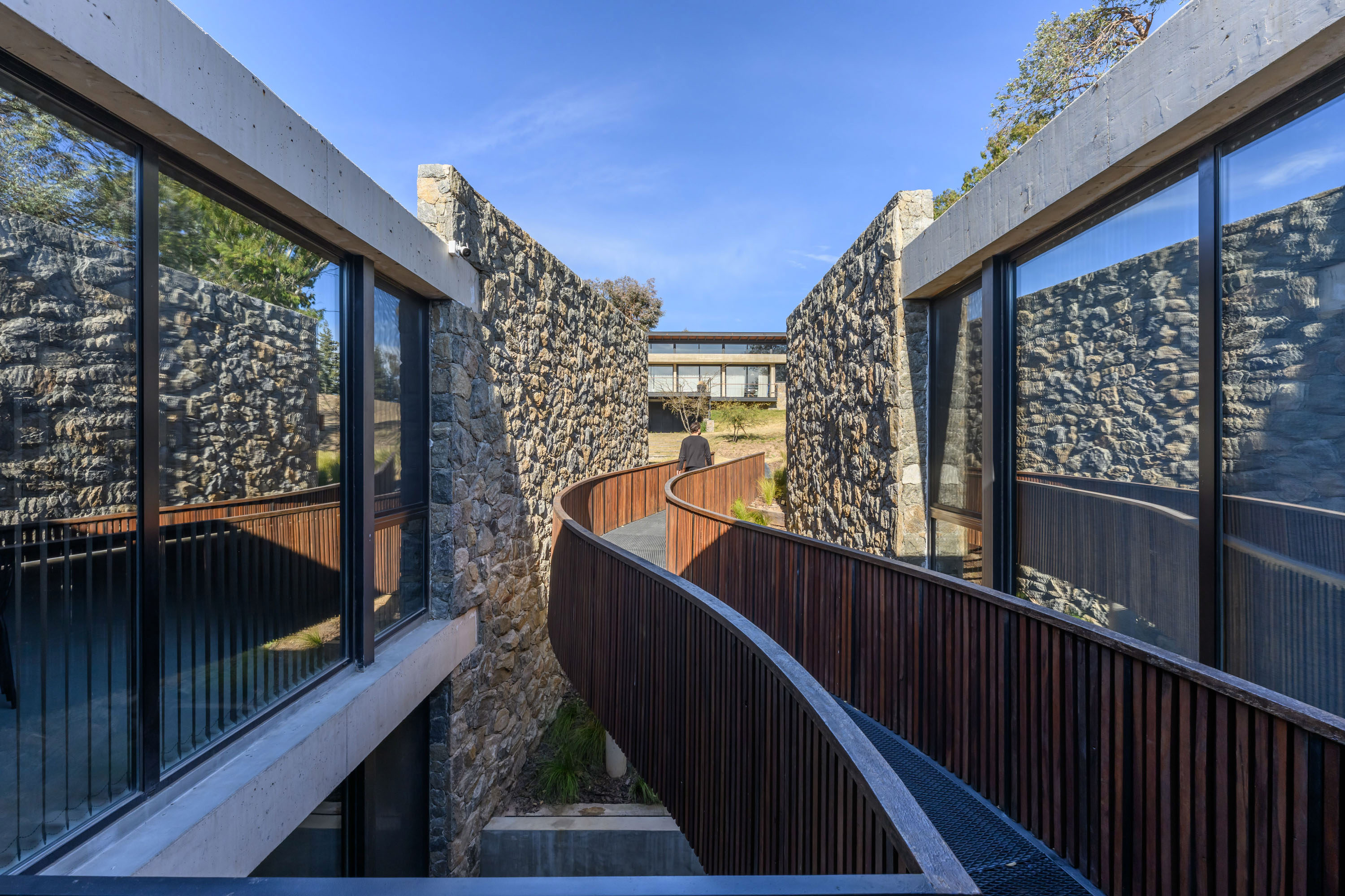Balance and Permanence – UNPUENTE by Paolini Arquitectos