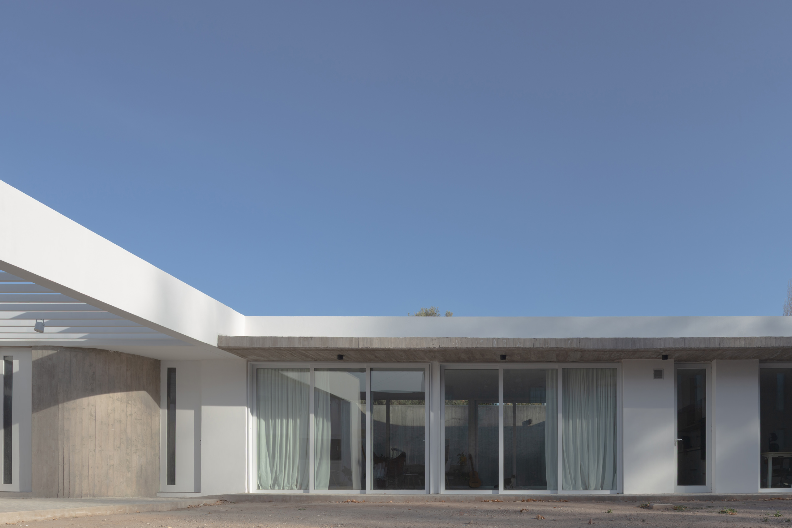 Between Openness and Privacy – CCE House by Oficina Nomada de Arquitectura