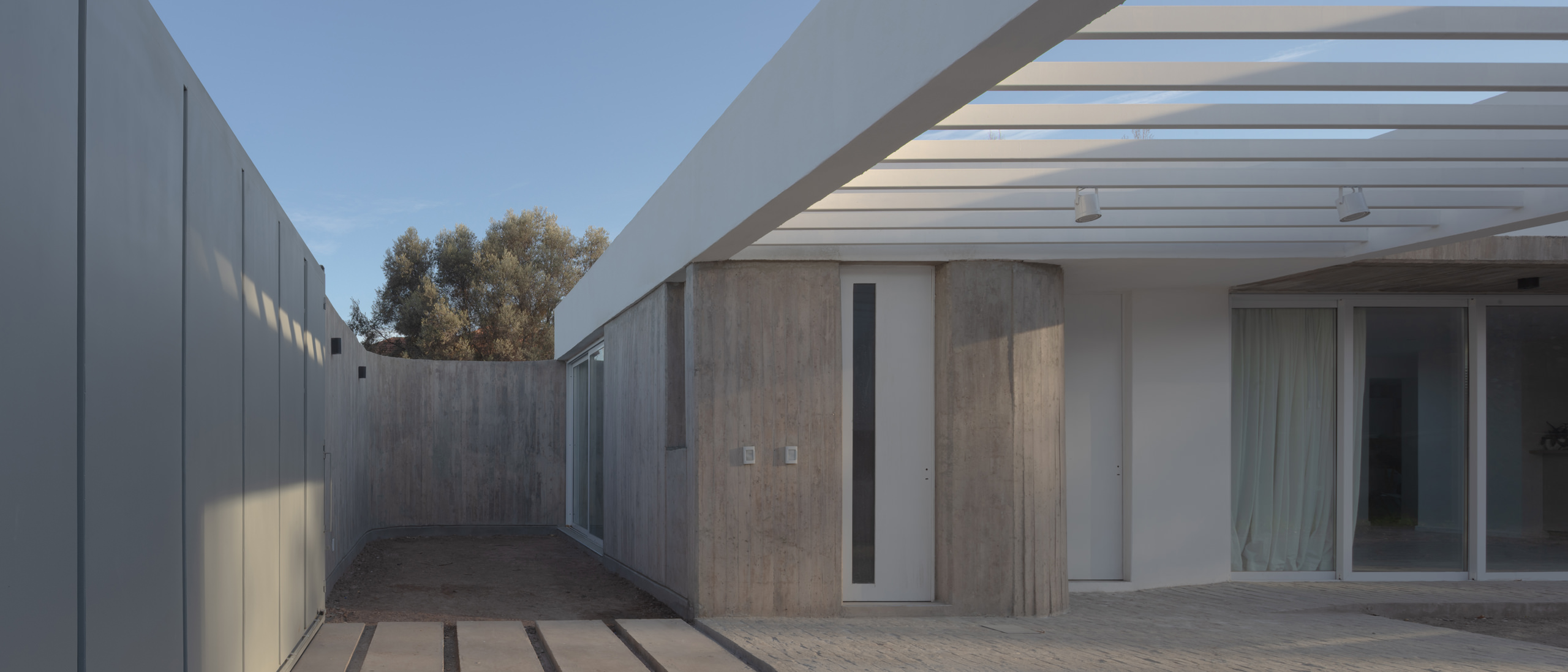 Between Openness and Privacy – CCE House by Oficina Nomada de Arquitectura