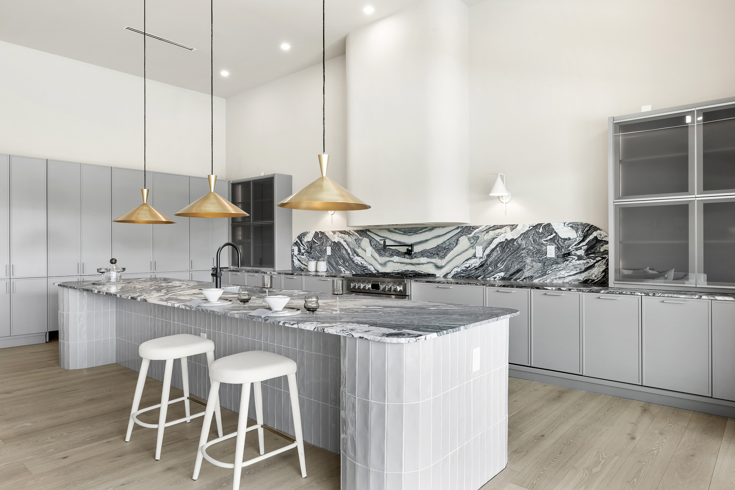 A Balance of Bold Contrasts – Oak Park by RIVA Spain