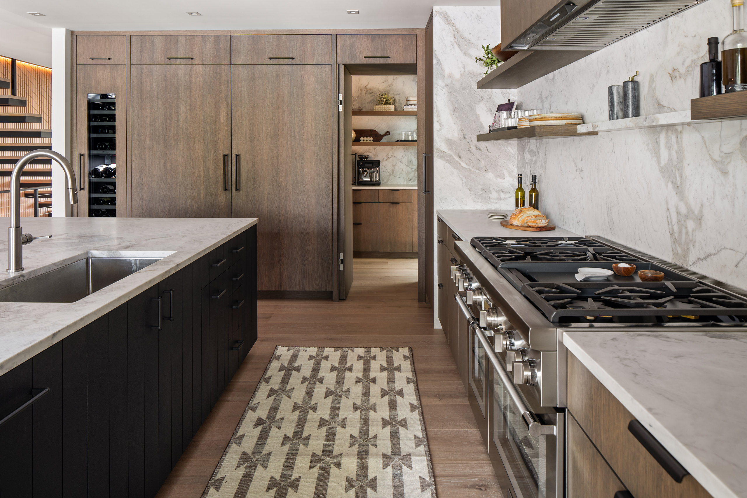 A Lakeside Home Grounded in Oak – Minnesota Residence by RIVA Spain