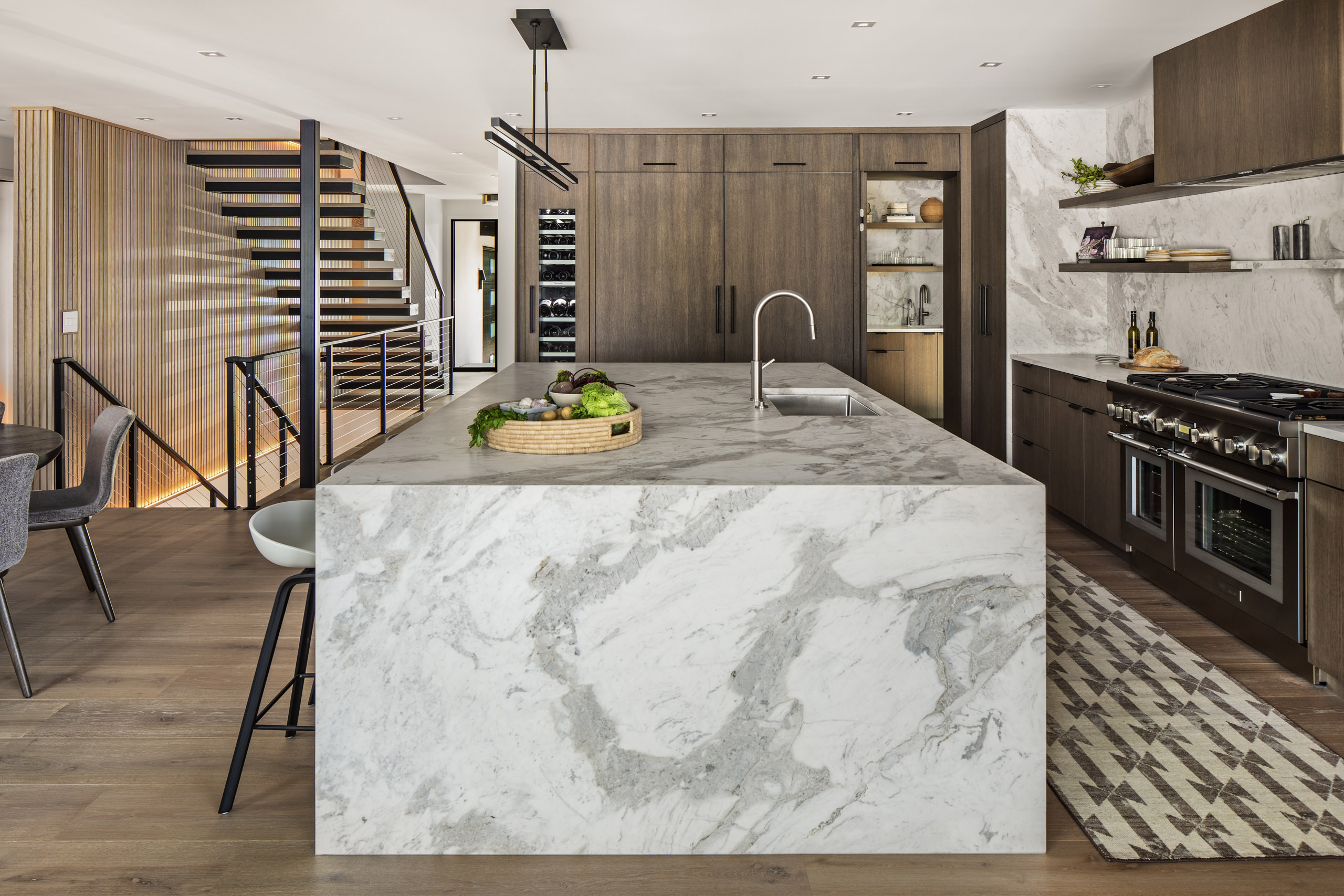 A Lakeside Home Grounded in Oak – Minnesota Residence by RIVA Spain