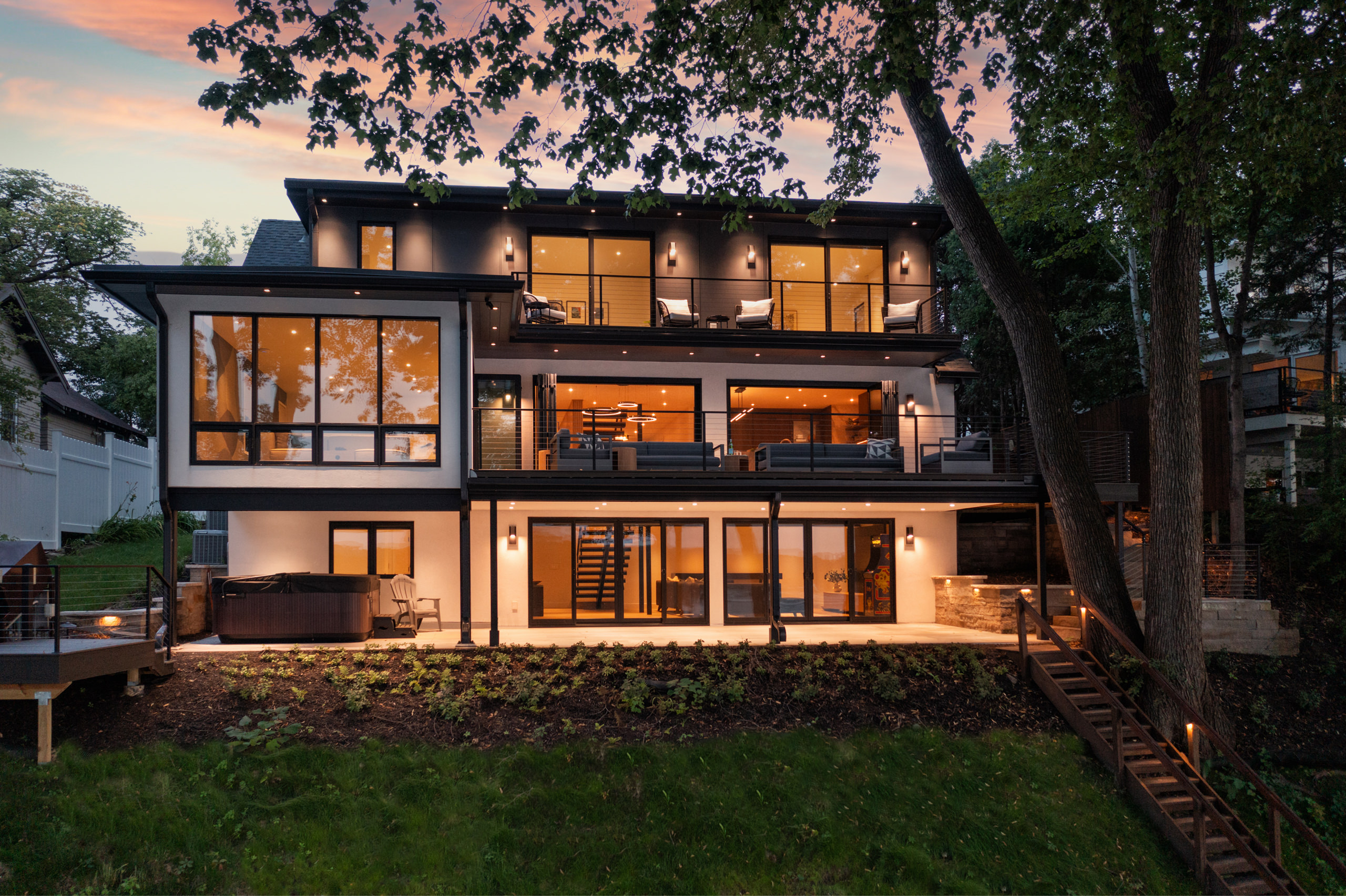 A Lakeside Home Grounded in Oak – Minnesota Residence by RIVA Spain