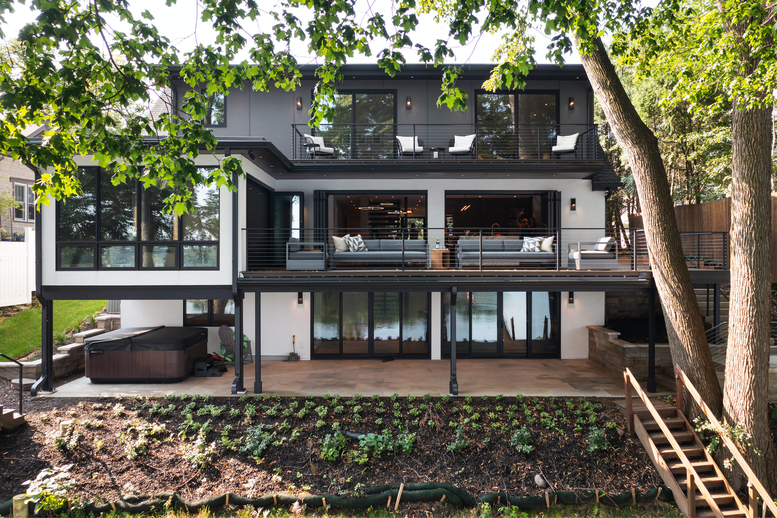 A Lakeside Home Grounded in Oak – Minnesota Residence by RIVA Spain
