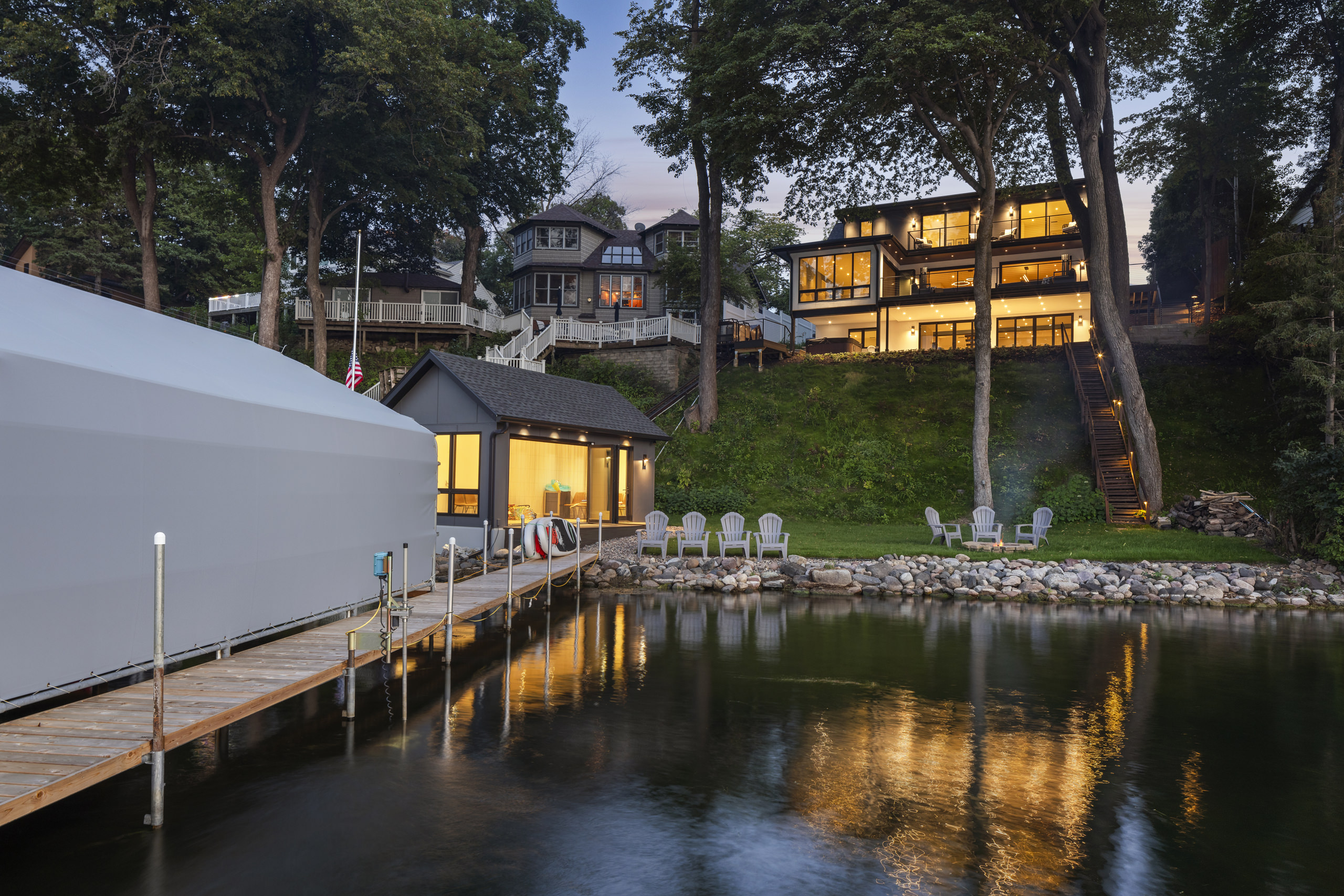 A Lakeside Home Grounded in Oak – Minnesota Residence by RIVA Spain