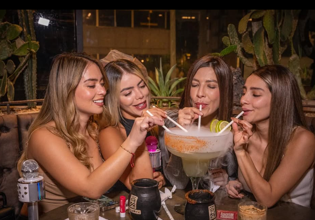 Sábados de margaritas gratis & Karaoke