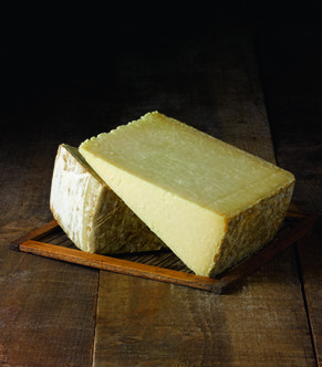 Cantal entre deux AOP lait cru env 1,3kg  au kg
